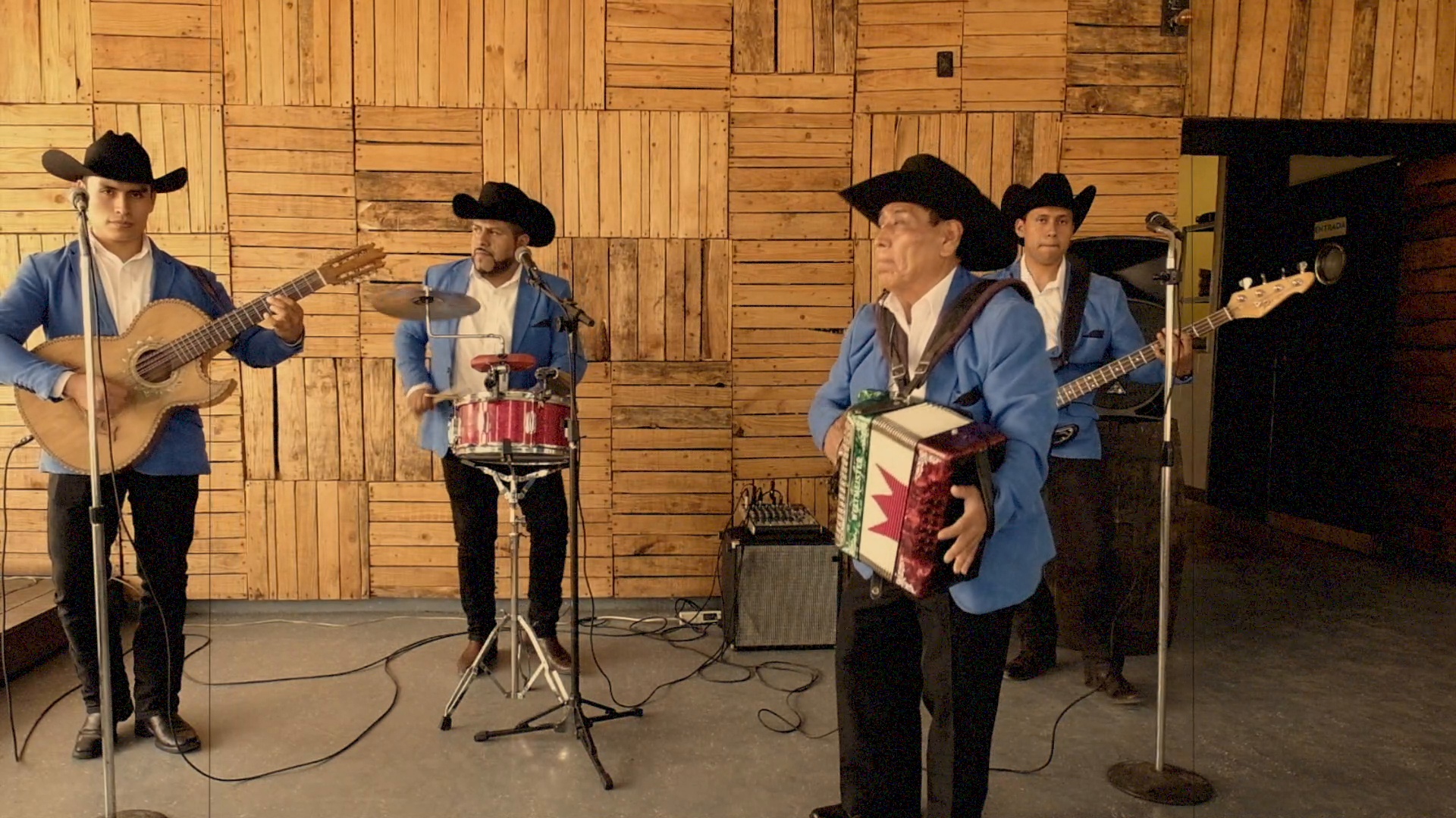 Fotograma de Evangelina interpretado por grupo norteño