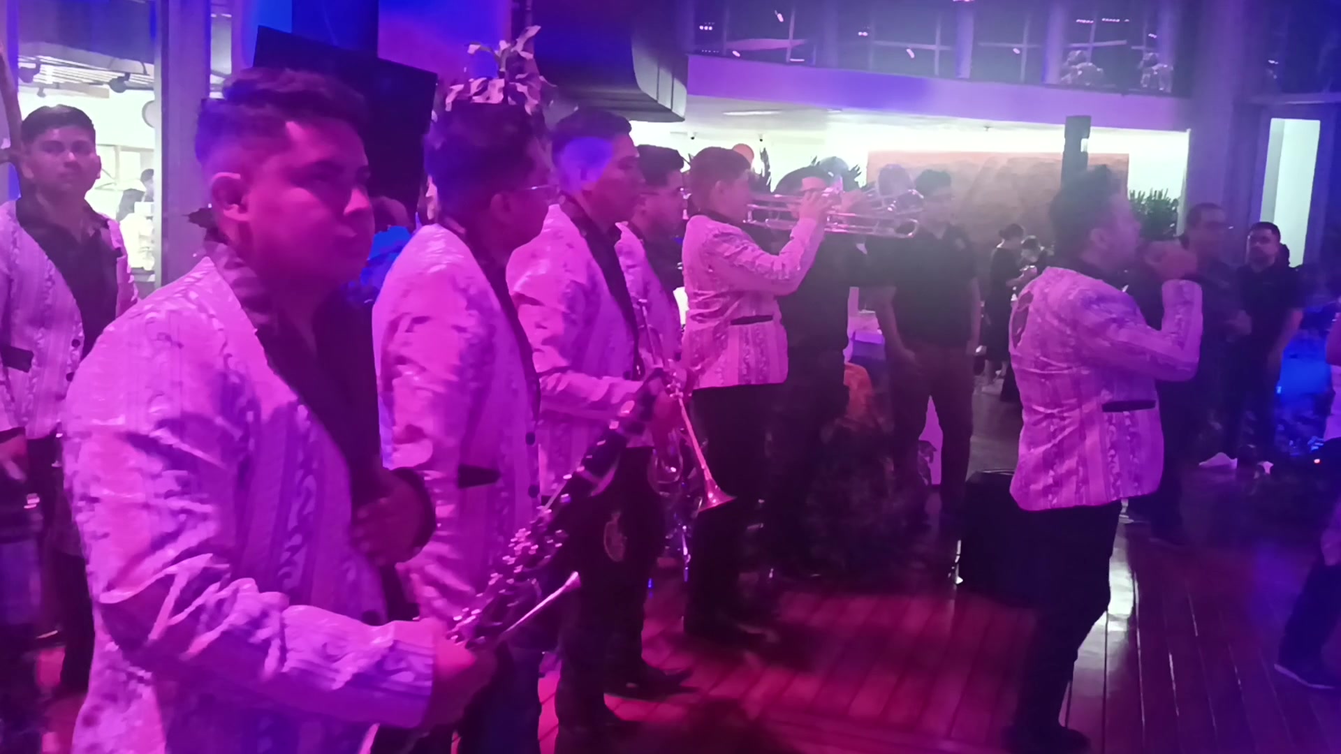Fotograma del video Mi Gusto Es