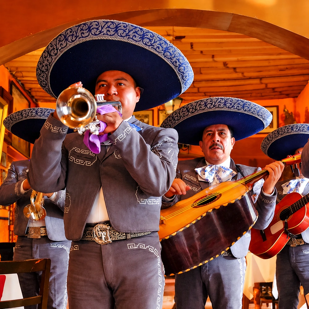 Mariachis interpretando música mexicana en vivo en un restaurante tradicional